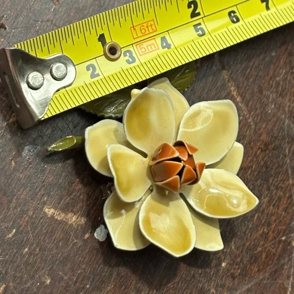 1960s enamel painted large light mustard yellow flower pin - Picture 4 of 5